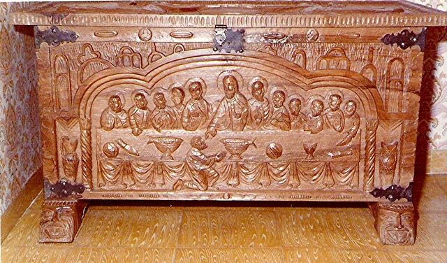 Arcón tallado · 1