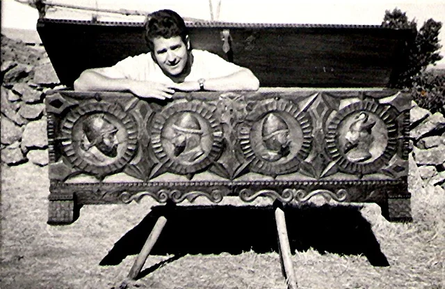 Arcón tallado · 2