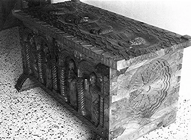 Arcón tallado · 3