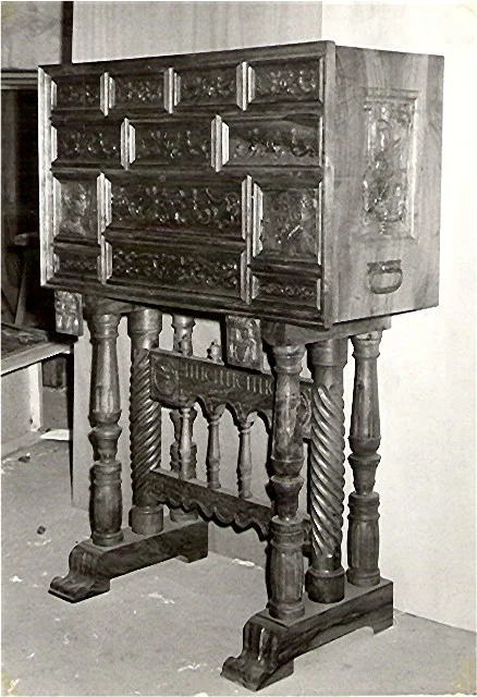 Arcón tallado · 4