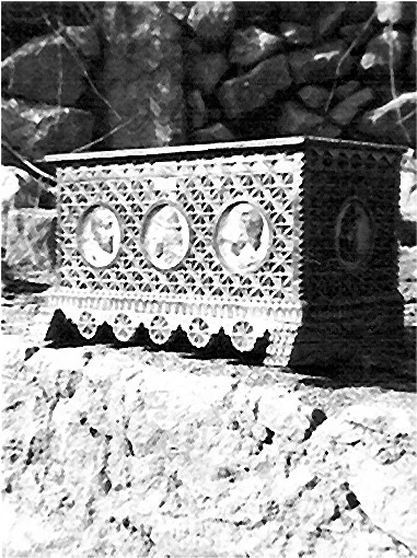 Arcón tallado · 5