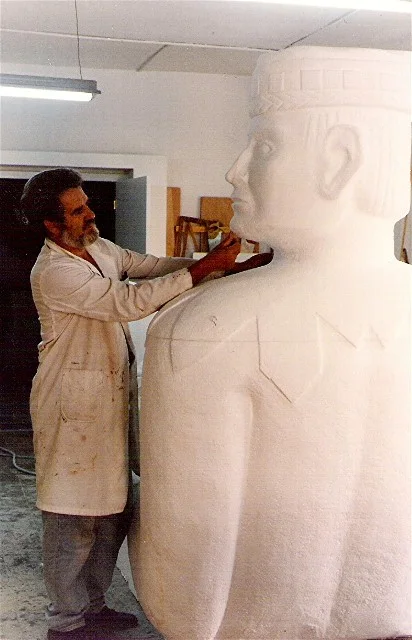 El artista trabajando en una escultura